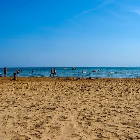 Dom wakacyjny Great Apartment In Residence With Private Garden - Parking - Airco - Pools Bibione